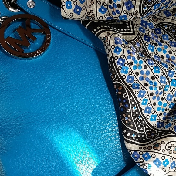 Echo Geometric Paisley Design Scarf - Picture 4 of 4